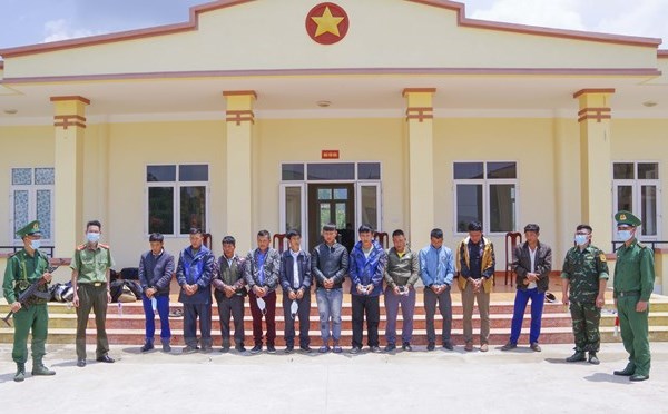 Điện Biên: Bắt giữ 12 đối tượng tổ chức đưa người xuất cảnh trái phép - Anh 1