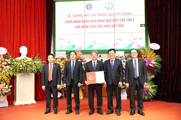 Bệnh viện ngoại khoa đầu tiên được trao Chứng chỉ đào tạo của Hiệp hội Phẫu thuật Hoàng Gia Anh - Anh 2