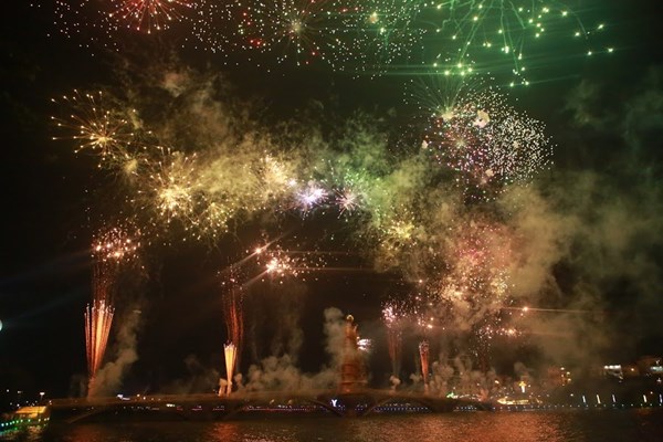 Pháo hoa rực rỡ trên Đất Tổ - Anh 1