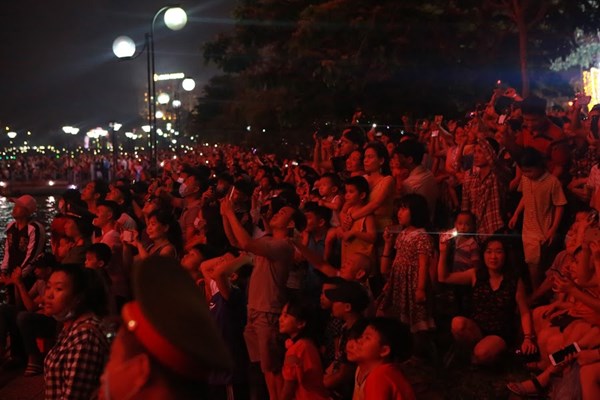 Pháo hoa rực rỡ trên Đất Tổ - Anh 2