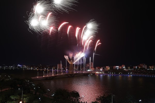 Pháo hoa rực rỡ trên Đất Tổ - Anh 3