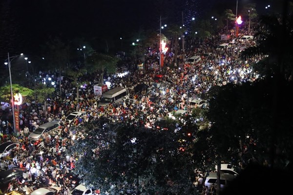 Pháo hoa rực rỡ trên Đất Tổ - Anh 4