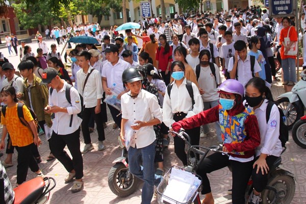 Nỗi lo​​​​​​​ tăng học phí - Anh 1