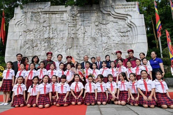 Chủ tịch nước Nguyễn Xuân Phúc dâng hương tưởng niệm các Vua Hùng - Anh 9