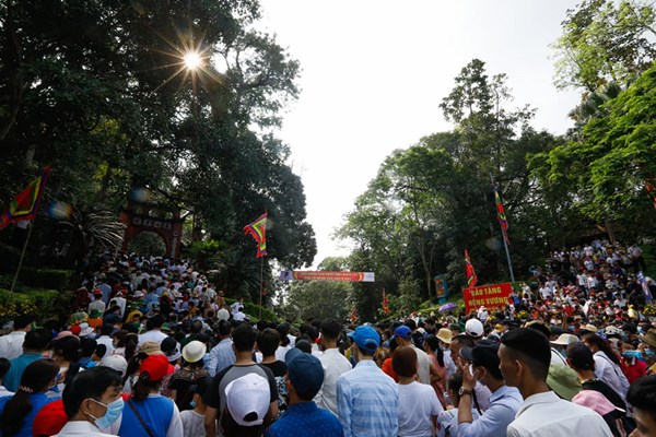 Biển người ở Đền Hùng, ước tính hơn 10 vạn du khách trong ngày chính giỗ - Anh 3