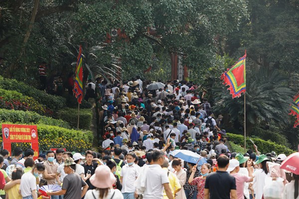 Biển người ở Đền Hùng, ước tính hơn 10 vạn du khách trong ngày chính giỗ - Anh 1