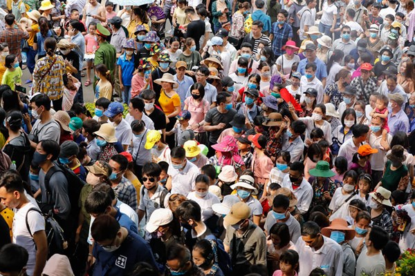 Biển người ở Đền Hùng, ước tính hơn 10 vạn du khách trong ngày chính giỗ - Anh 4