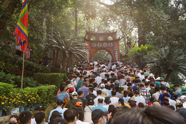 Biển người ở Đền Hùng, ước tính hơn 10 vạn du khách trong ngày chính giỗ - Anh 5