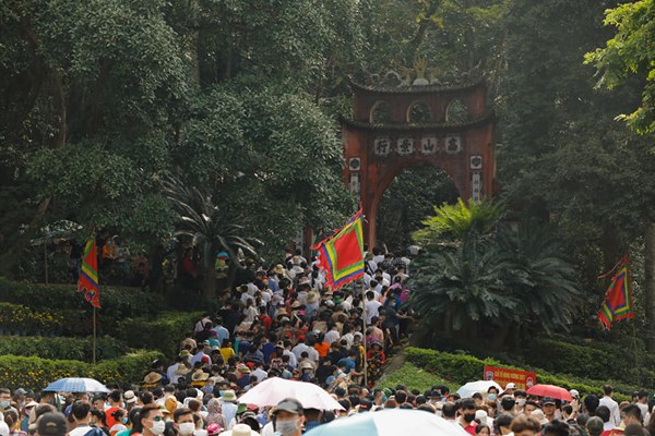 Biển người ở Đền Hùng, ước tính hơn 10 vạn du khách trong ngày chính giỗ - Anh 6