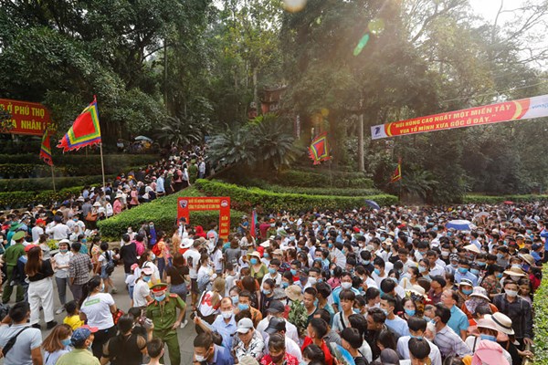 Biển người ở Đền Hùng, ước tính hơn 10 vạn du khách trong ngày chính giỗ - Anh 7