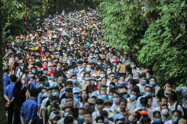 Biển người ở Đền Hùng, ước tính hơn 10 vạn du khách trong ngày chính giỗ - Anh 2