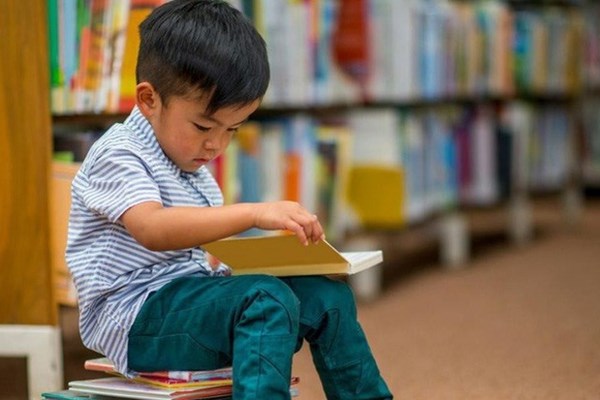 Tủ sách gia đình: Món quà vô giá  dành cho trẻ - Anh 1