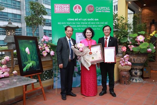 Bộ sưu tập “Sen trong đời sống văn hóa Việt” đón nhận kỷ lục quốc gia - Anh 1