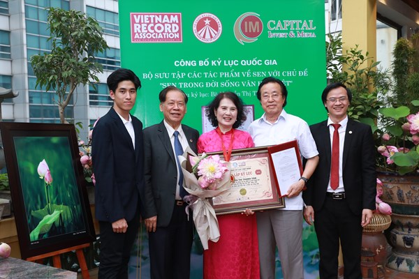 Bộ sưu tập “Sen trong đời sống văn hóa Việt” đón nhận kỷ lục quốc gia - Anh 2