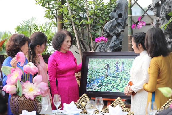 Bộ sưu tập “Sen trong đời sống văn hóa Việt” đón nhận kỷ lục quốc gia - Anh 4