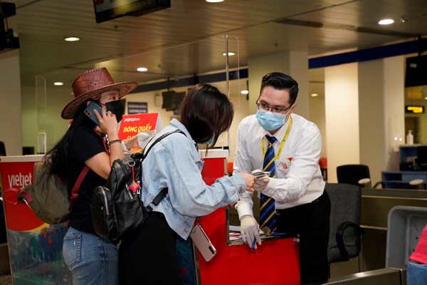 Yên tâm bay - Chung tay đẩy lùi dịch bệnh với Bảo hiểm “Bay An Toàn” và Vietjet - Anh 2