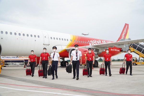 Yên tâm bay - Chung tay đẩy lùi dịch bệnh với Bảo hiểm “Bay An Toàn” và Vietjet - Anh 4