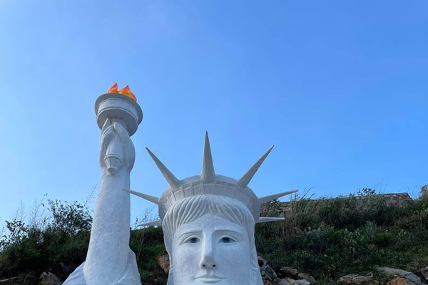 Lại thêm tác phẩm điêu khắc phản cảm trưng bày ở không gian công cộng: Vai trò giám sát, quản lý của địa phương ở đâu? - Anh 1