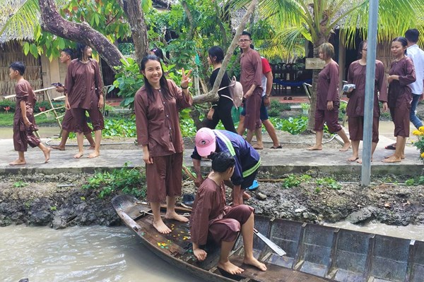 Kích cầu nhưng không quên phòng, chống dịch - Anh 1