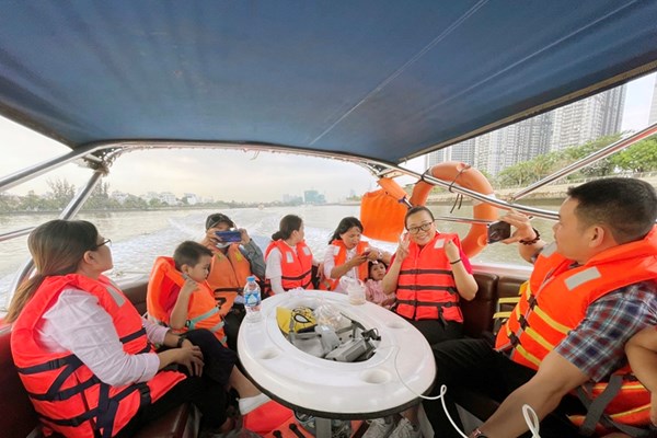 Kích cầu nhưng không quên phòng, chống dịch - Anh 2