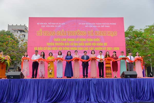 Trao giải, khai mạc triển lãm tranh cổ động tuyên truyền về bầu cử - Anh 1