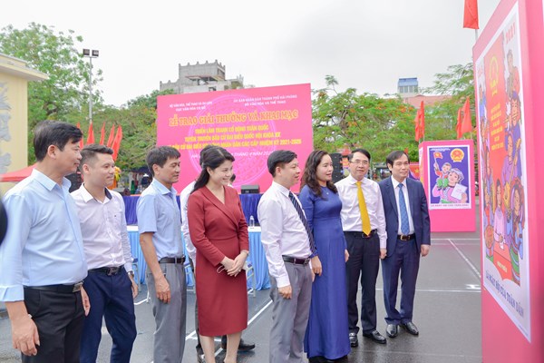 Trao giải, khai mạc triển lãm tranh cổ động tuyên truyền về bầu cử - Anh 3