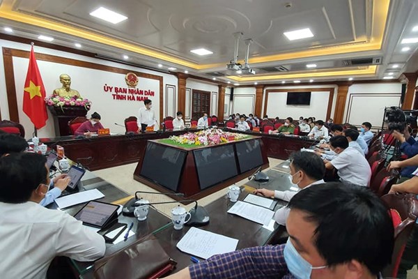 Bo Y te de nghi cach ly tap trung nhung nguoi chung chuyen xe, chuyen bay voi benh nhan Covid-19 - Anh 1