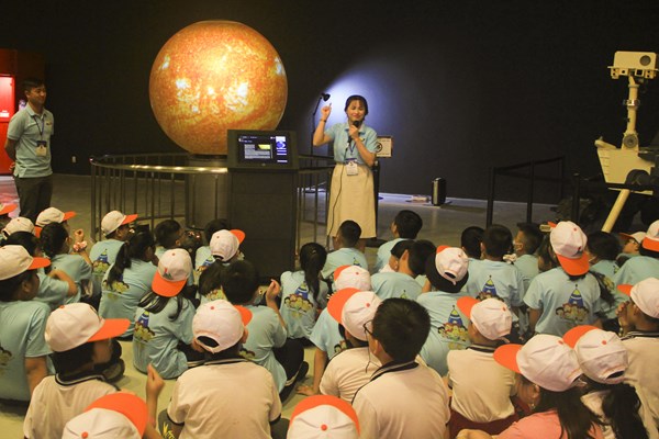 Độc đáo tour khám phá khoa học - Anh 1