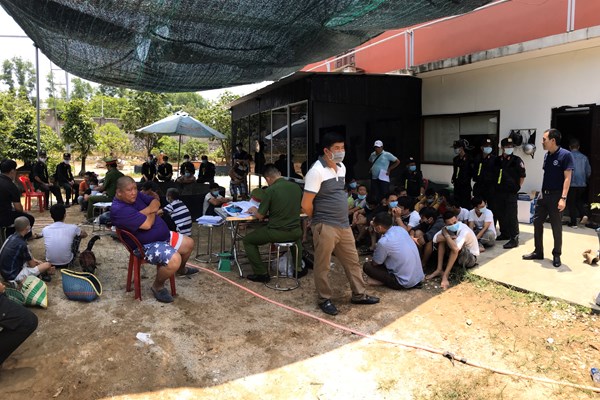Đột kích “trường gà”, bắt quả tang 47 đối tượng đang tham gia cá cược - Anh 2