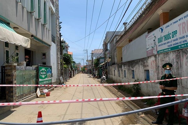 Quảng Ngãi: Phong tỏa khu vực thanh niên mắc Covid-19 sinh sống - Anh 2