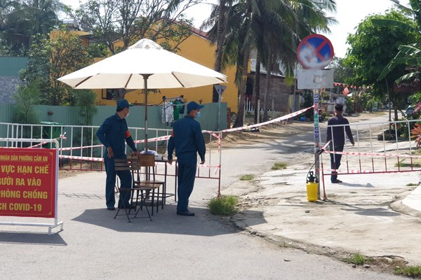 Hội An: Lập 2 chốt kiểm soát  tại khu vực hai bệnh nhân nhiễm Covid-19 sinh sống - Anh 1