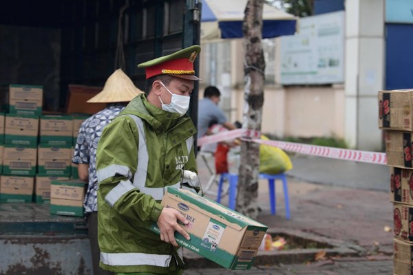 Bệnh viện Bệnh nhiệt đới Trung ương vững vàng trong tâm dịch: Chung tay đồng hành với y, bác sĩ - Anh 2