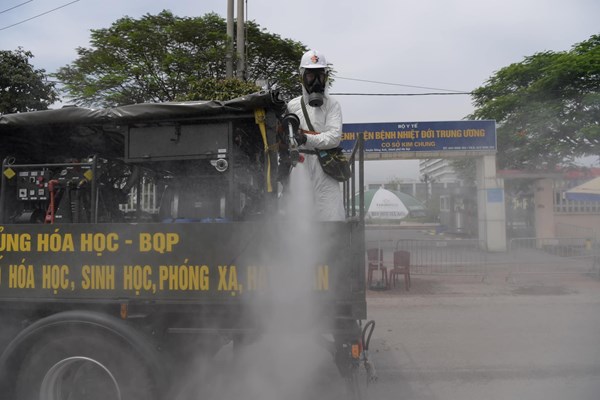 Bệnh viện Bệnh nhiệt đới Trung ương vững vàng trong tâm dịch: Chung tay đồng hành với y, bác sĩ - Anh 1