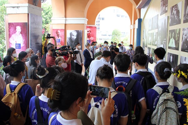 Khai mạc triển lãm “Hình ảnh và hình tượng Chủ tịch Hồ Chí Minh trong các tác phẩm điện ảnh” - Anh 3
