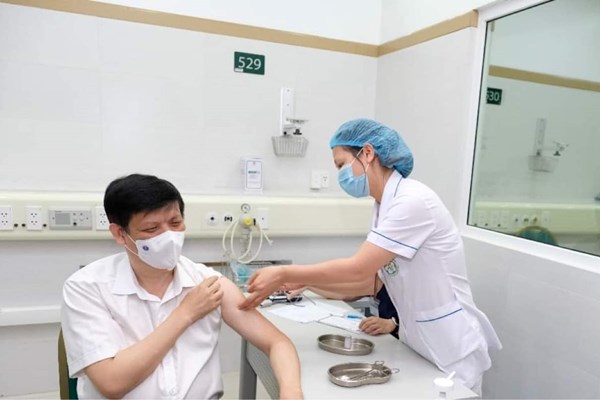 Một nữ nhân viên y tế tử vong sau tiêm vắcxin phòng Covid-19 - Anh 1
