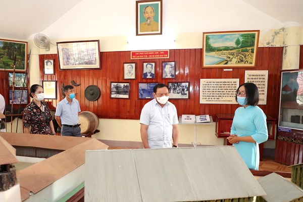 Bộ trưởng Bộ VHTTDL Nguyễn Văn Hùng dâng hương tại Di tích lịch sử quốc gia Ngục Kon Tum - Anh 4