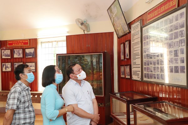 Bộ trưởng Bộ VHTTDL Nguyễn Văn Hùng dâng hương tại Di tích lịch sử quốc gia Ngục Kon Tum - Anh 5