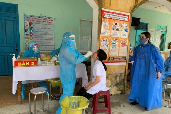 Quảng Nam: Phối hợp, hỗ trợ lấy mẫu xét nghiệm SARS-CoV-2 - Anh 2