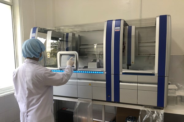 Quảng Nam: Phối hợp, hỗ trợ lấy mẫu xét nghiệm SARS-CoV-2 - Anh 1
