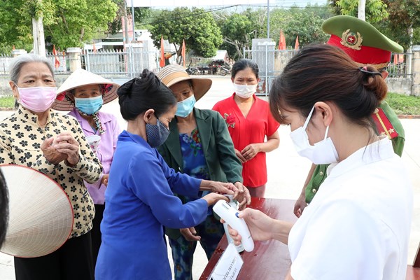 Bộ trưởng Bộ VHTTDL Nguyễn Văn Hùng tiếp xúc cử tri huyện Sa Thầy (Kon Tum) - Anh 10