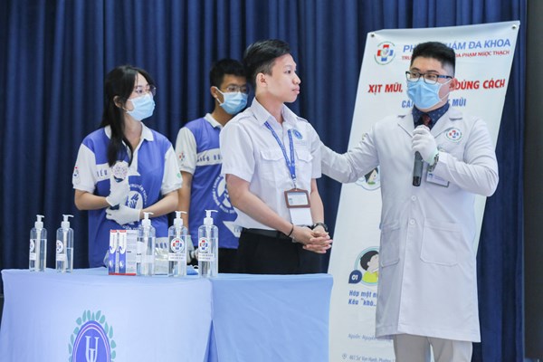 Tập huấn dự phòng lây nhiễm Covid-19 cho giảng viên và người học - Anh 1