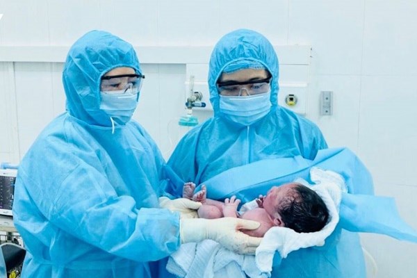 Một thai phụ là F2 sinh con an toàn trong khu cách ly ở Lào Cai - Anh 1