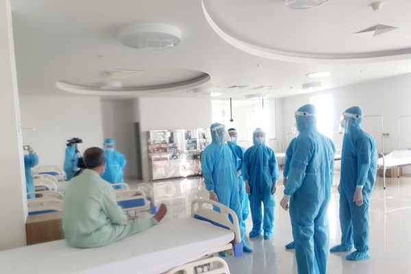 Giãn cách trong bệnh viện để phòng lây nhiễm chéo dịch Covid-19 - Anh 2