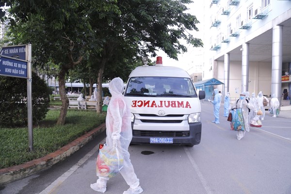 Giãn cách trong bệnh viện để phòng lây nhiễm chéo dịch Covid-19 - Anh 1