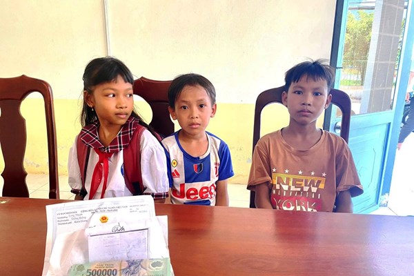 Kiê​​​​​​​n Giang: 3 em học sinh cấp 1 trả lại 42 triệu đồng cho người đánh rơi - Anh 1