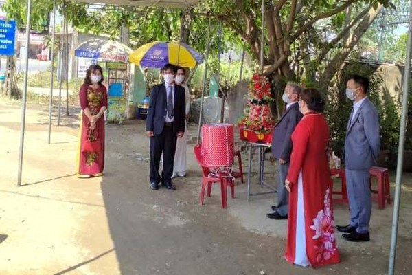 Nhà trai trao sính lễ cho nhà gái ngay tại chốt kiểm dịch - Anh 1