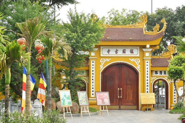 Trao tặng 108 bức tranh sen, truyền động lực vượt qua khó khăn do đại dịch Covid-19 - Anh 1