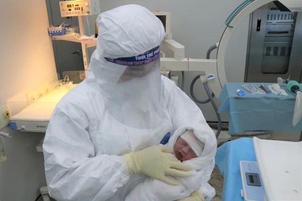 Niềm vui giữa tâm dịch - một bé gái chào đời an toàn từ sản phụ mắc Covid-19 - Anh 2