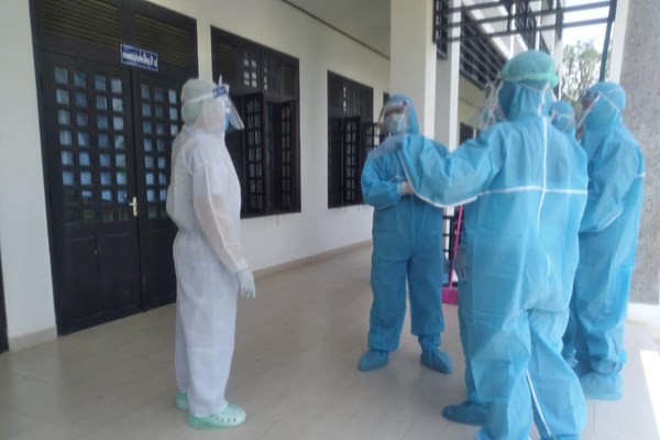 Chuyên gia y tế Việt Nam hỗ trợ tỉnh Savanakhet phòng, chống dịch Covid-19 - Anh 1