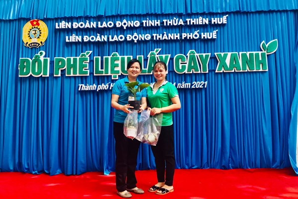 Đổi phế liệu lấy cây xanh - Anh 1